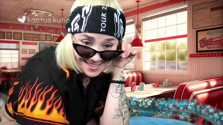 Kactus kutie: Guy Pee-eri Livestream