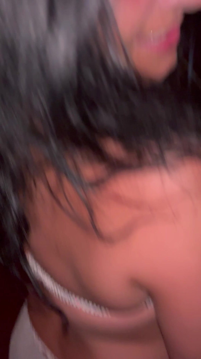 MilfyCalla: プールサイドの輝くビキニのティーラス - 弾む胸とお尻の端