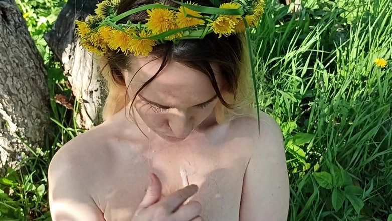 FoxyAndZaz: Trong vườn, anh chàng liếm tôi và xuất tinh vào...