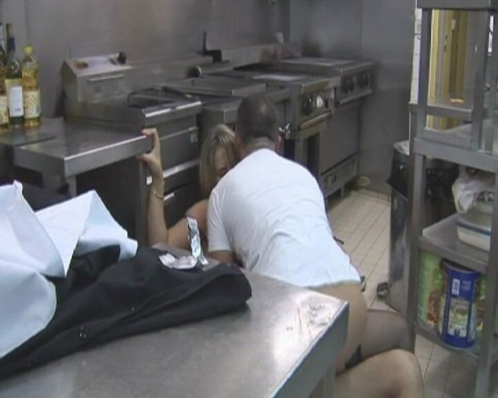 Videos Francaises: फ्रेंच बेब की रसोई में दोहरी चुदाई