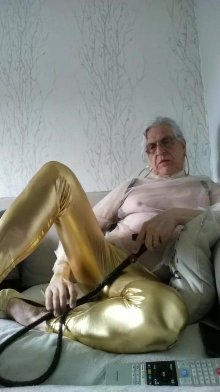 Carlatx: Puta En Leggins Con Un Látigo
