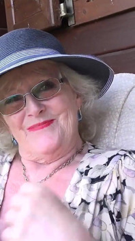 Auntjudys - Mme Claire, GILF mature poilue, vous suce une bite dans le jardin (POV)