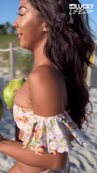Dừa và bay với Malina Melendez