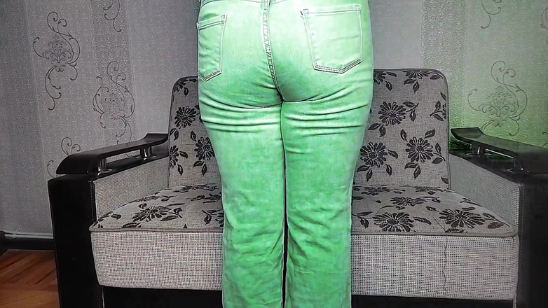 Kitty_Cross: Sissy calda con cosce robuste fa una danza sensuale