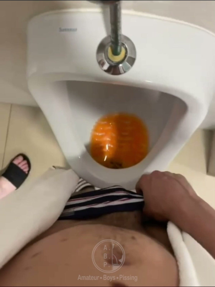 AmateurBoysPissing: プールのトイレの小便器で隣でおしっこしている男を撮影すること