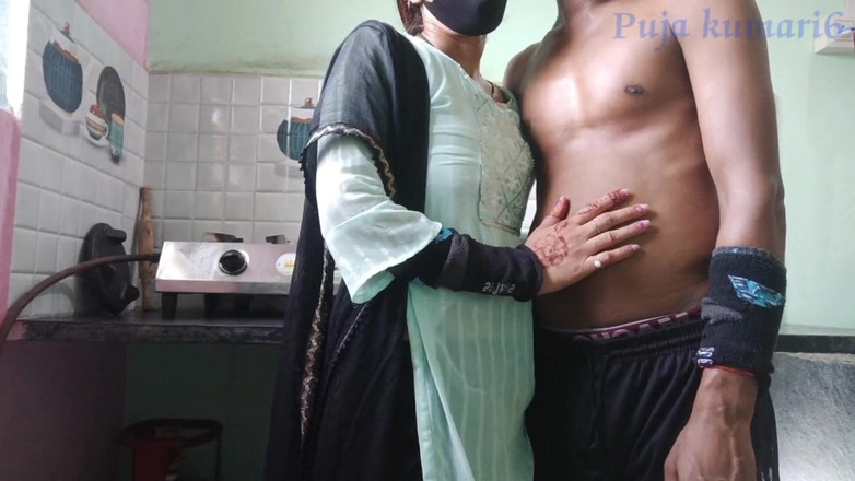 Hot Nisha bhabhi: Bhabhi neukt met vriendje in de keuken