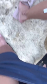 Mi hermanastra se pone muy cachonda y me pide que la folle en el río.