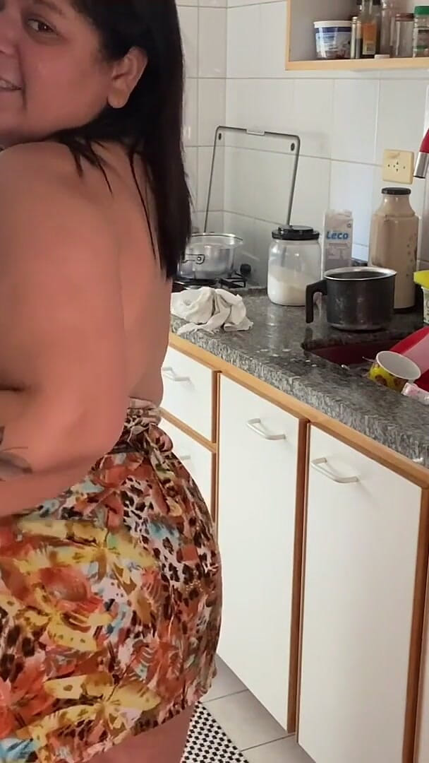 Mary Jhuana: besar sayuran: cewek semok ini lagi asik masturbasi di dapur