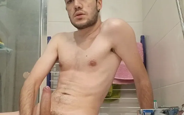 Ilsuccubus: Playing with my cock in bath tub