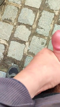 Pov: xuất tinh ngoài trời