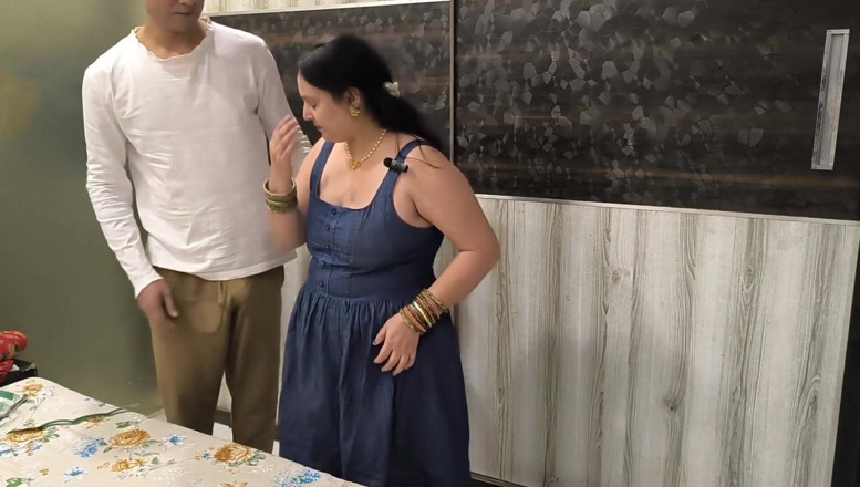 Desi chudai hub: Puja india scopa con il sarto per cucire un abito...