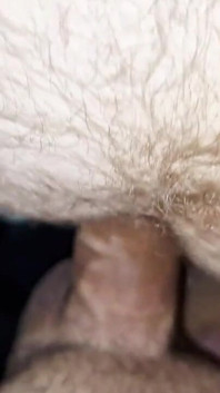 Latino castet en wordt diep gepenetreerd in haar harige kont!