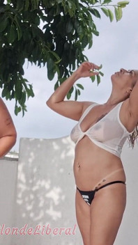 Dai Belan y yo, casi desnudos, lavando el balcón del piso y los vecinos nos miraban