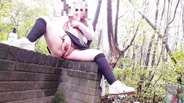 ChubbyBunny: Skool dívka přeskočí třídu, aby si hrála v lese