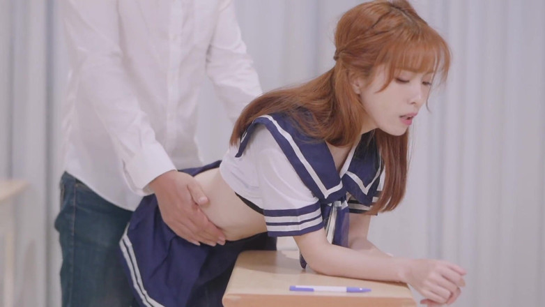Asian Milfs n Teens: Chica universitaria china traviesa se queda en la clase para...