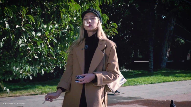 Russian Smokers: 和Beaty俄罗斯女孩在户外吸烟2