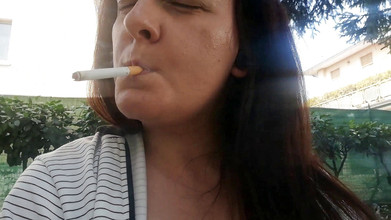 Nicoletta Embassi: セクシーな喫煙庭