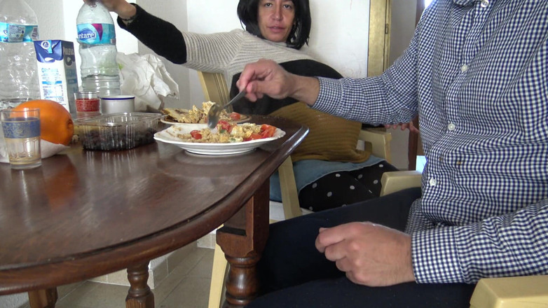 Stepmom Susan: 아침 식사 중 커피에 사정하는 임신한 계모