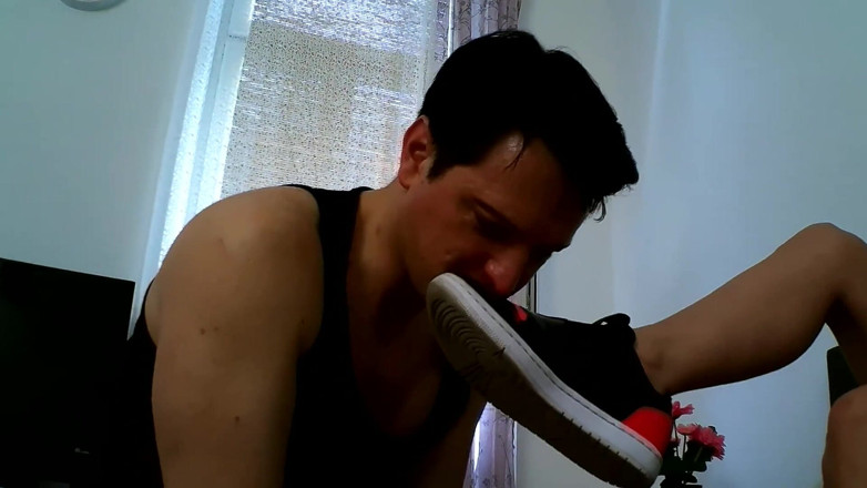 Femdom Austria: Slut Girl`s Shoe Cleaner!