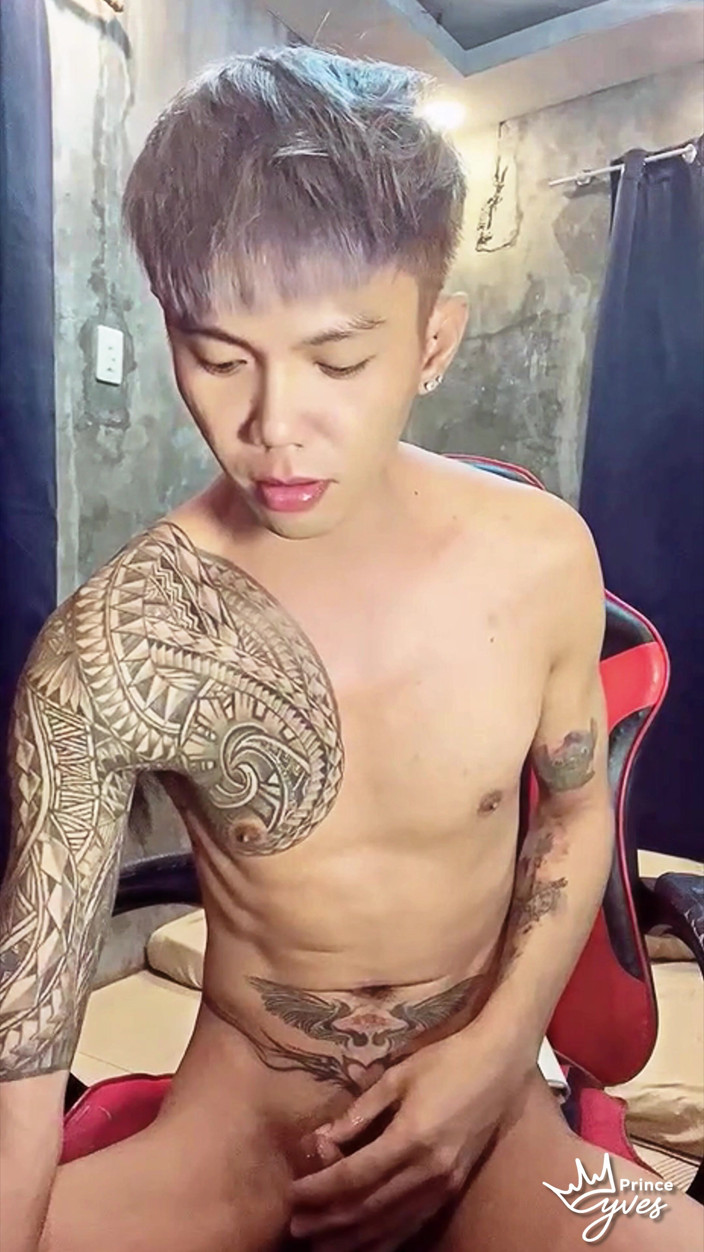 Prince-Yves: Un minet pinoy excité encré joue avec son jouet masturbateur