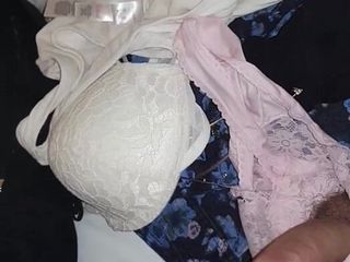 Charity Swallows: Masturbación en la ropa