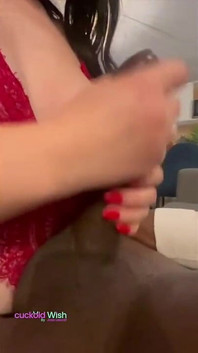 Paola Dbn folosind M Y BBC pentru a face instrucțiuni de masturbare
