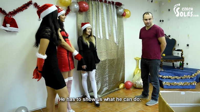 Czech Soles - foot fetish content: Dívky vánoční párty se svou vlastní hračkou otroka