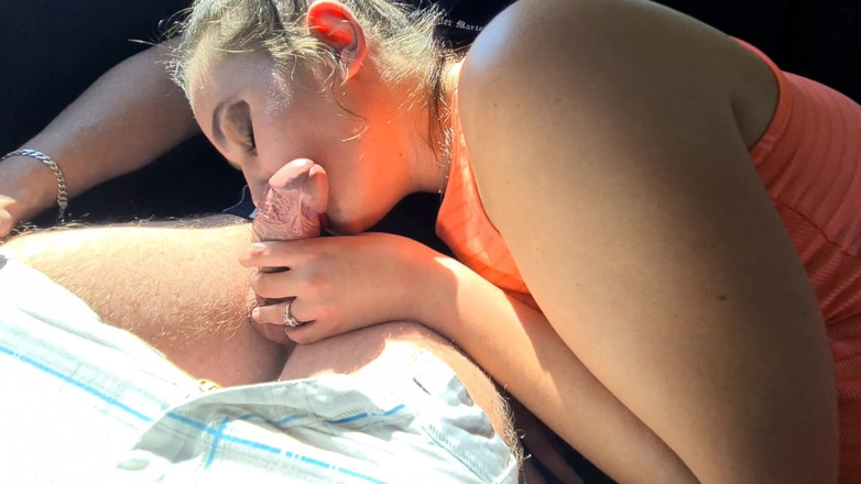 domslutfucker: Namorada chupando meu pau na parte de trás de um...