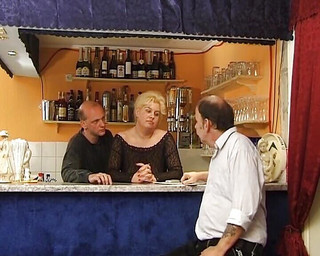 German Homemade: Blondă germană obraznică lovită și tare în bar