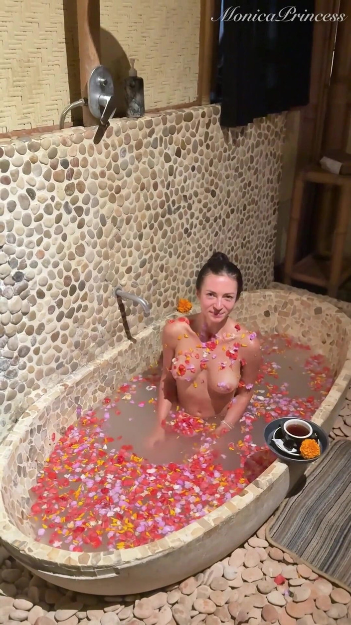 Princess Monica: स्पा में नग्न स्नान में शूटिंग - परदे के पीछे