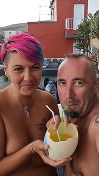 Probamos nuestra orina con paja de una cáscara de huevo de avestruz