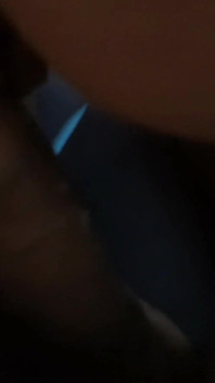 La jeune fille s’est beaucoup assise avec son gros cul merveilleux