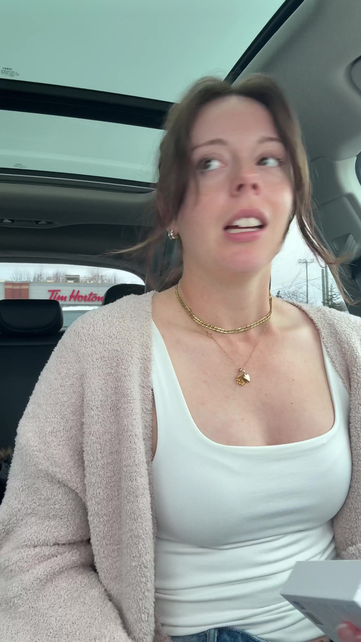 Nadia Foxx: Éjacule dans un tim hortons au volant !