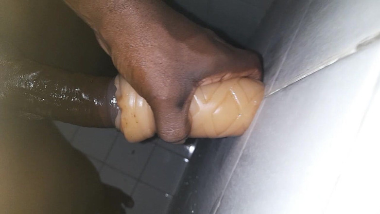 Black guy: Masturbando s9 e3