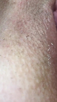 Mangiare e scopare milf con la figa pelosa paffuta. Un creampie enorme. Orgasmo pulsante femminile. Un primo piano stupendo.