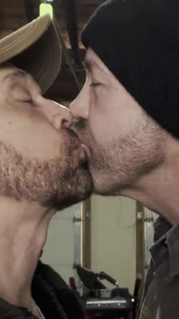 Üvey baba sigara paylaşıyor