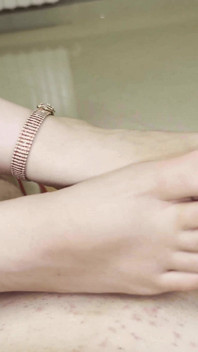 Evli kadının seksi ayakkabıları ve ayakla mastürbasyonu
