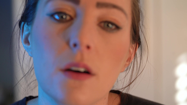 Alicia Robertz: Sensual close-up fumando com pequena menina