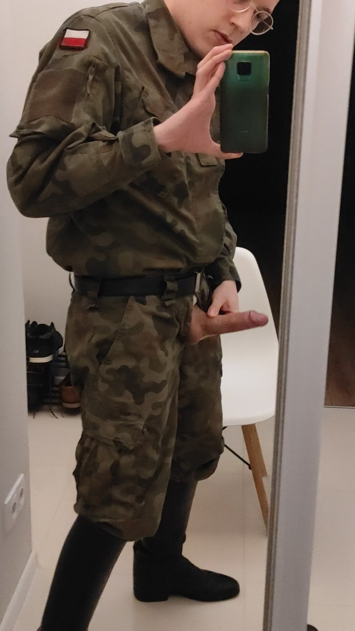 Gayfucker25: Un soldat se masturbează în cizme de ofițeri militari