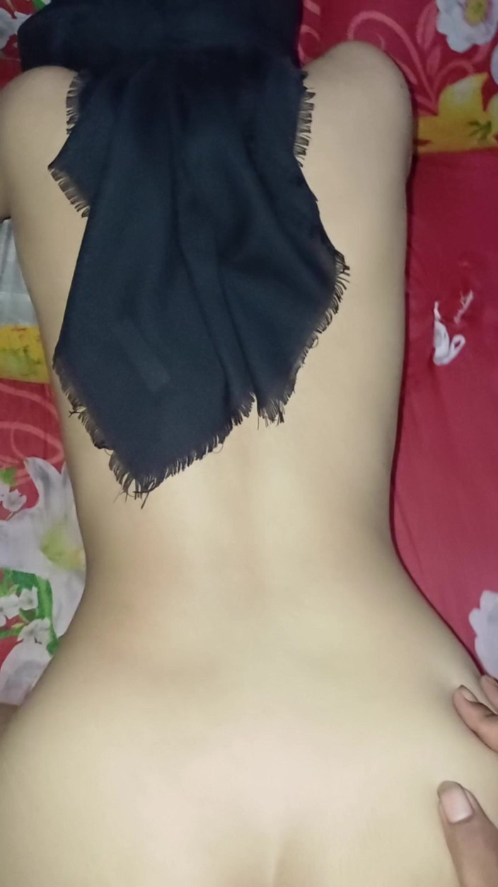 Theresia Nirvana: Scandal al elevei hijab care face sex cu colegii ei...