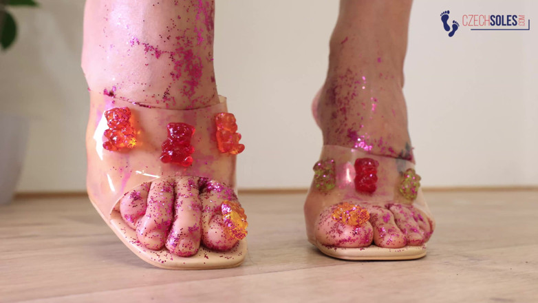 Czech Soles - foot fetish content: Sexy ucraniana brillante con pies en primer plano