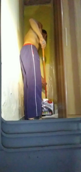 The plumber who fucks MILFs: Manžel nedůvěřuje své ženě a dává kameru, aby viděla, co se...