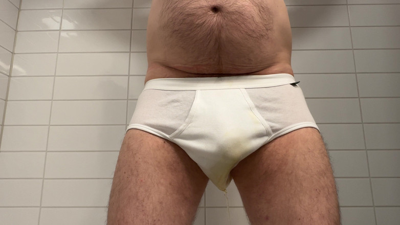 Beardedcummer: पापा अपनी नई गोरी कच्छी मूत रहे हैं