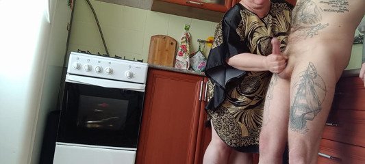 Zona901: Milf masturba mi polla antes del almuerzo