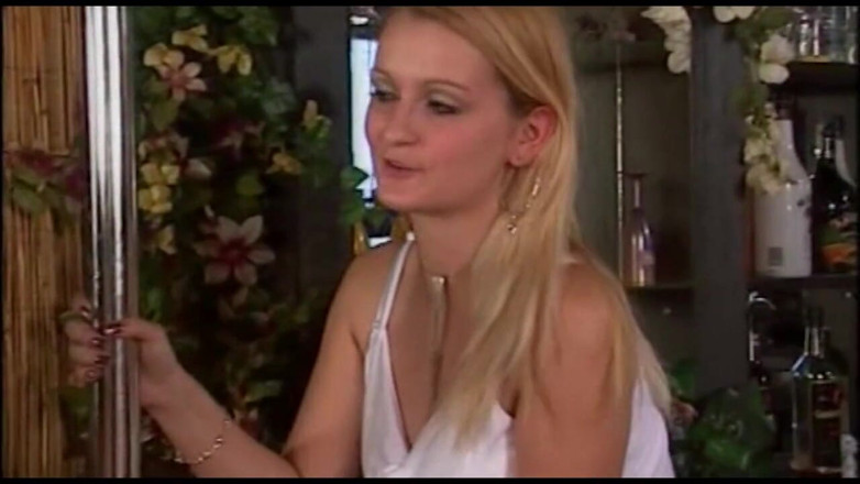 Muschi movie official: Lesbian blonde yang bertetek besar melancap dildo ditembusi