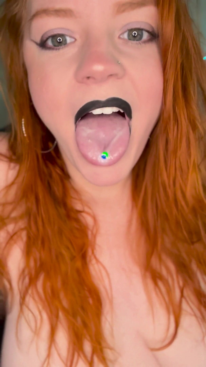 Miley Coxxx: BBW Zrzka Miley Coxxx Spit Fetiš -- Ústa Zblízka - Propíchnutý Jazyk