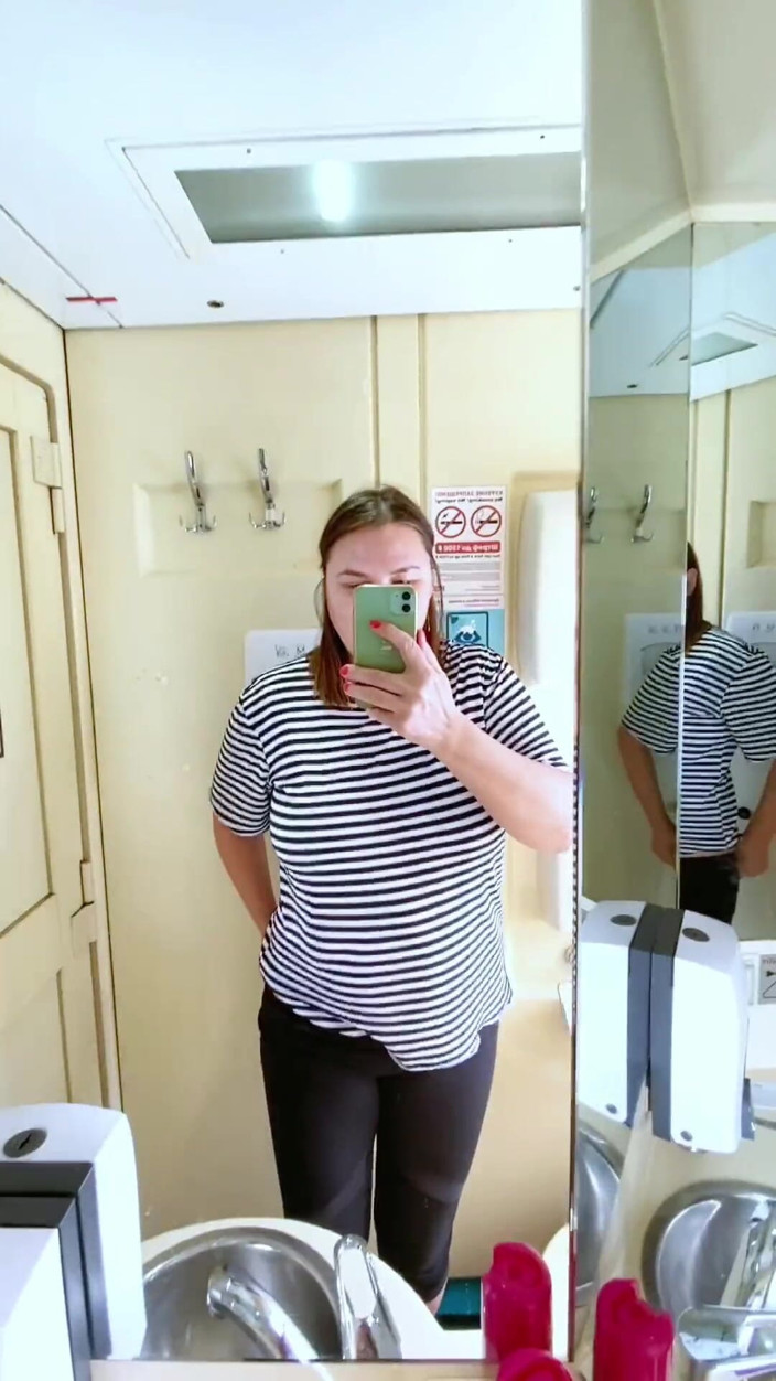 Ms Pee Piss: Voyage en train dans le train, je suis allé dans...