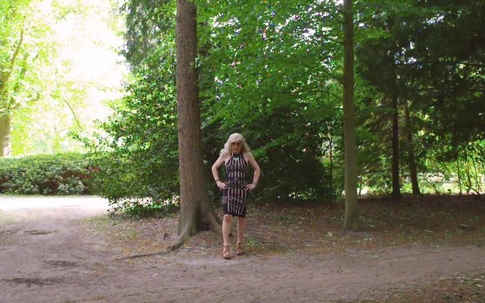 Mrs Samantha: Fru Samanthas casual outings