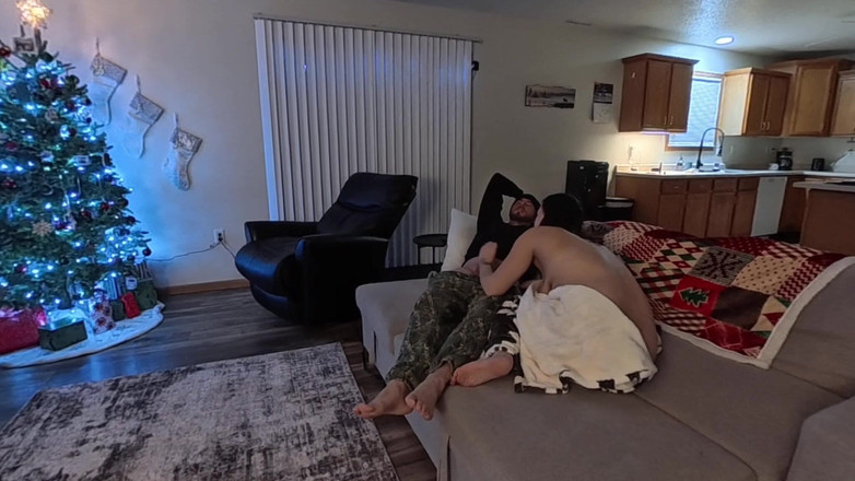 Mya Lane: 隣人に見せびらかすと、妻がソファでセックスする