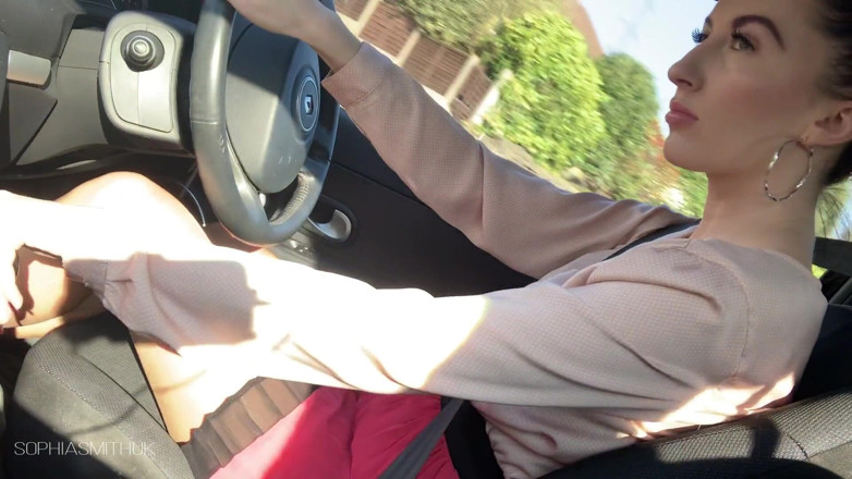 SophiaSmithUK: No seatbelt